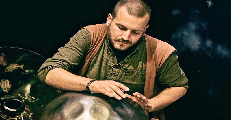 Andreas Koller spielt die Handpan
