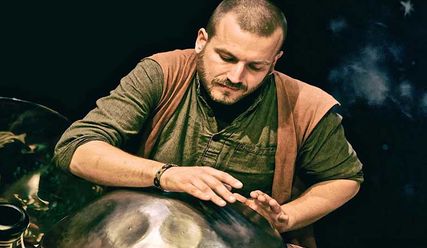 Andreas Koller spielt die Handpan - Copyright: Andreas Koller / Helmuth A. Ott