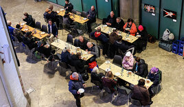 Der Mittagstisch für alle in der Hauptkirche St. Petri in Hamburg - Copyright: Michael Rauhe FFS