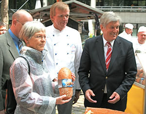Bäcker-Obermeister Jan-Henning Körner übergibt das erste Brot an Bischöfin Maria Jepsen