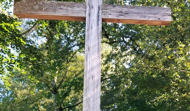 Holzkreuz vor Bäumen - Copyright: ©Sabine Chr. Lübke