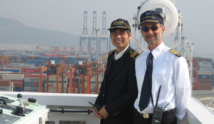 Erinnerungsfoto nach dem Festmachen: Konrad Zimmer und ein Lotse 2007 im Hafen von Yantian in China - Copyright: privat