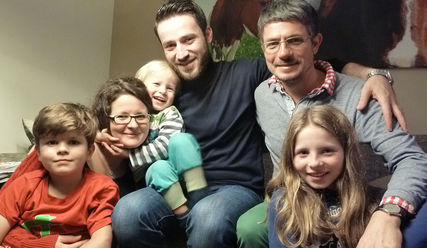 Haben viel Spaß miteinander: Majd (Mitte) und Familie Langrock-Kögel - Copyright: Sabine Henning/kirche-hamburg.de
