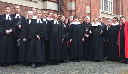 Start ins Berufsleben – Ann-Katrin Brenke (4. v. li.) und ihre Kolleginnen nach der Ordination mit Bischöfin Kirsten Fehrs im Februar - Copyright: Thomas Kärst/Bischofskanzlei