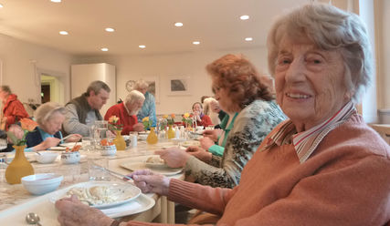 Nahrung für Kopf und Leib: Nach Englisch gibt's für Magda Neubert Spargel - Copyright: Sabine Henning/kirche-hamburg.de