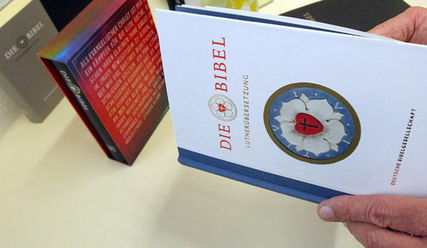 So sieht die Jubiläumsausgabe der neuen Bibelausgabe aus - Copyright: epd-bild