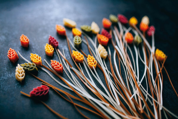 flowers composition made out of colorful pasta on the dark tabl - Copyright: yuliiakas_Adobe_Stock Nudeln - Copyright: yuliiakas_Adobe_Stock