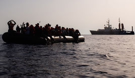 Geflüchtete auf einem Rettungsboot - Copyright: © Chris Grodotzki