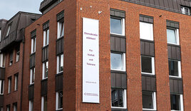 Ein Banner an einer Hauswand mit der Aufschrift: 'Demokratie stärken!' - Copyright: Thomas Krätzig