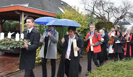 Gemeindeglieder bringen die Utensilien der alten Kirche in die neue – ©Monika Rulfs