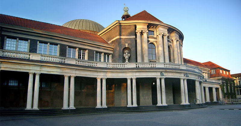 Hauptgebäude der Uni Hamburg an der Edmund-Siemers-Allee 