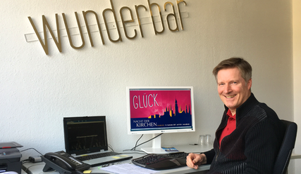 Seine Begeisterung steckt an: Winfried Hardt in seinem Büro im Kirchenkreis Hamburg-Ost - Copyright: Sabine Henning
