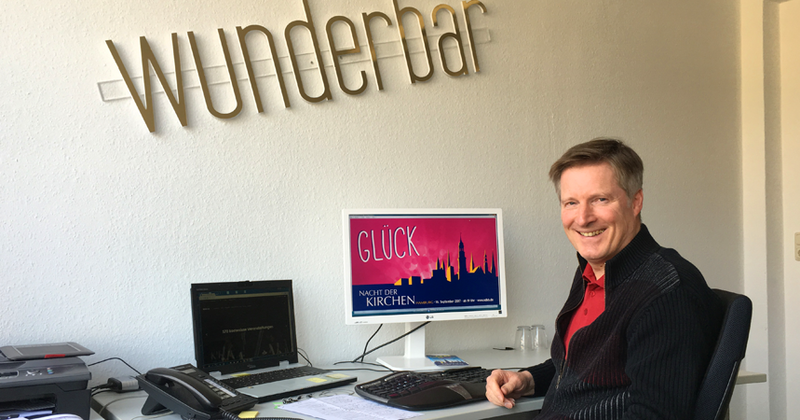 Seine Begeisterung steckt an: Winfried Hardt in seinem Büro im Kirchenkreis Hamburg-Ost
