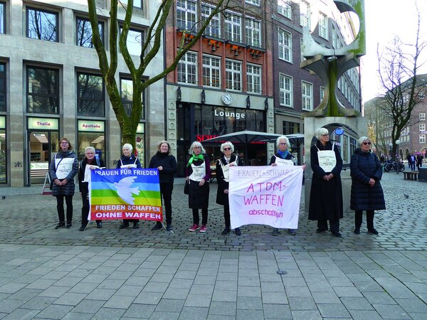Frauen mit Transparenten (Mahnwache) - Copyright: Irmgard Busemann
