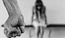 Gewalt gegen Frauen, eine geballte Faust und eine verängstigte Frau - Copyright: © Pixabay.com