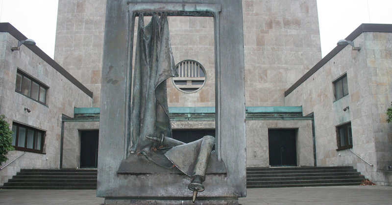Das Denkmal vor dem NDR-Sendesaal erinnert an den 1931 erbauten Tempel