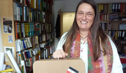 Britta Hemshorn de Sanchez mit einem 'Flucht'-Koffer für Seminare mit Schülern - Copyright: Sabine Henning/kirche-hamburg.de