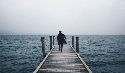 Mann auf einem Steg - Copyright: Unsplash
