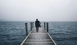 Mann auf einem Steg - Copyright: Unsplash