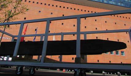 Das Kunstobjekt 'Wenn Engel reisen...' machte bereits an vielen Orte in Hamburg Station – wie hier an der Elbphilharmonie. - © Richter - Copyright: Richter