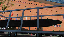 Das Kunstobjekt 'Wenn Engel reisen...' machte bereits an vielen Orte in Hamburg Station – wie hier an der Elbphilharmonie. - © Richter - Copyright: Richter