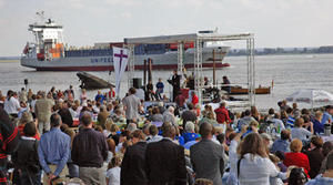 Zwei Lebensadern verbindet das Fest: die der Elbe und die des Lebens  Foto: J. Petersen. - Copyright: J. Petersen