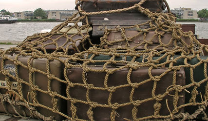 Koffer im Hafen - Versteigerung in der Seemannsmission - Copyright: Nataraj / Fotolia.com