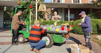 Das Erntedankmobil wird vor der Lutherkirche in Pinneberg geschmückt. Am 4. Oktober soll es durch den ganzen Ort fahren und an vielen Orten Station machen. - Copyright: © Hagen Grützmacher