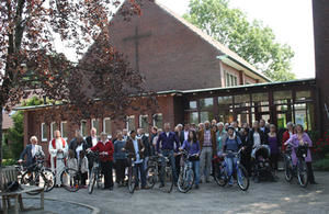 Viele Radler haben sich schon angekündigt - hier vor der Bugenhagen-Kirche - Copyright: Hartmut Sölter, Ev. Bugenhagenkirche in Nettelnburg 