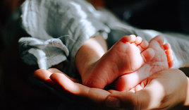 Füße eines Neugeborenen in Hand - Copyright: Unsplash