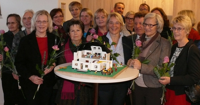 Freude über das gelungene Projekt: Sozialministerin Kristin Alheit (Mitte) sowie Repräsentantinnen von Diakonie, Stadt und Kreis, Gründerinnen und Mitarbeiterinnen des Frauenhauses