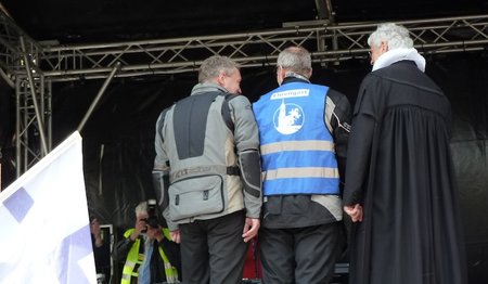 Von links: Mogo-Pastor Joachim Lenz, Senator Ties Rabe und Hauptpastor Alexander Röder