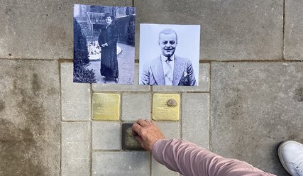 Gedenken mit Stolperstein - Copyright: © DuG Verlag