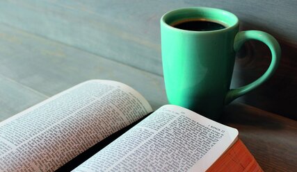 Aufgeschlagene Bibel, Becher Kaffee - Copyright: mnplatypus_pixabay