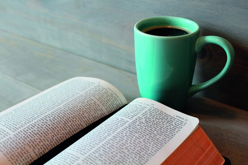 Aufgeschlagene Bibel, Becher Kaffee