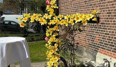 geschmücktes Osterkreuz - Copyright: Foto: K. Steinebrunner