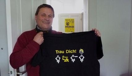 'Trau Dich!': MOGO-Pastor Lars Lemke zeigt ein T-Shirt mit dem MOGO-Motto 2015 - Copyright: Sabine Henning