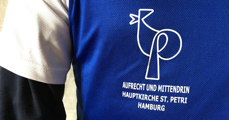 Die Läufer treten im blau-weißen Dress der Rathauskirche an