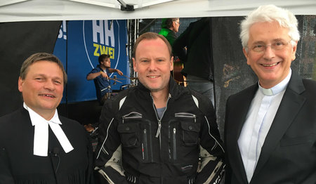 Fuhr mit: Hamburg Innensenator Andy Grote (SPD, Mitte), hier flankiert von MOGO-Pastor Lars Lemke (li.) und Michel Hauptpastor Alexander Röder