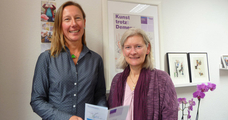 Unterstützen Pflegende: Gabriele Schröder und Daniela Schlögl (re.)