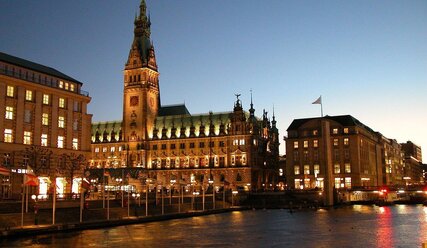 Abendaufnahme Hamburger Rathaus  - Copyright: Heinrich Hess, Pixabay