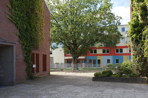 Das Integrationszentrum (Mitte), Christuskirche, Kirchturm (re.). Foto: Julius Patschan