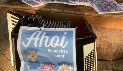 Akkordeon mit Werbung für 'Ahoi-Wandsbek singt' versehen - Copyright: Karl Grieser