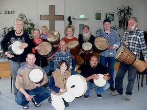 Die Trommelgruppe mit der Mahlzeit-Leiterin Marion Sachs