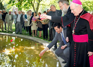 Vertreter der Weltreligionen am Brunnen