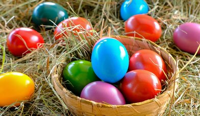 Copyright: https://pixabay.com/de/photos/eier-ostereier-korb-mehrfarbig-7022048/
