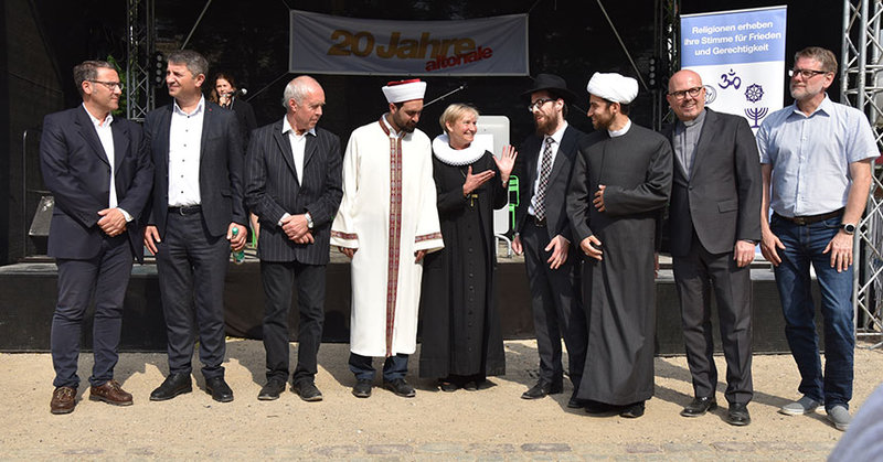 Friedensgebet mit neun Menschen unterschiedlicher Religionen auf der Altonale. - © Monika Rulfs
