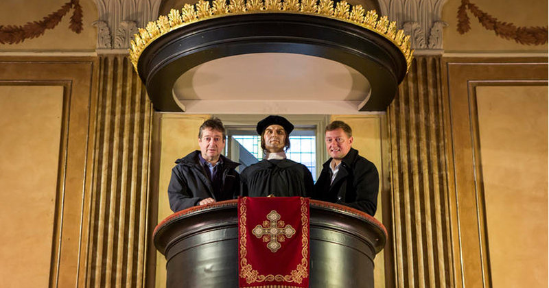 Mit Martin Luther auf der Kanzel: die St. Pauli-Pastoren Martin Paulekun (links) und Sieghard Wilm.