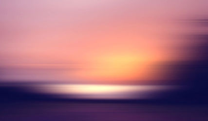 Warten auf das Licht: Violett steht im Kirchenjahr für den Advent - Copyright: kichigin19/fotolia