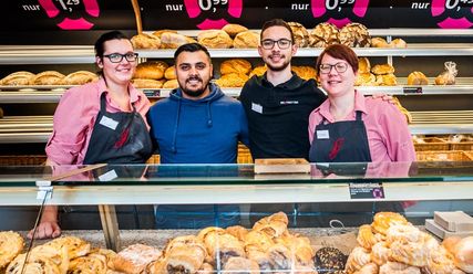 Hoch motiviert: 250 Brot gehen bei der BrotRetter-Crew in Lohbrügge täglich über den Tresen - Copyright: Dmitrij Leltschuk